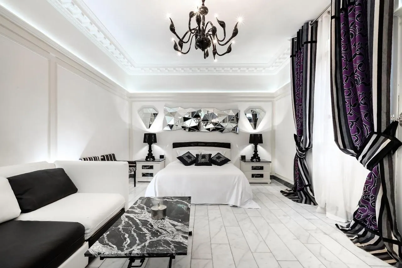 Famous Champs Elysees Paris 0*,  Frankrike
